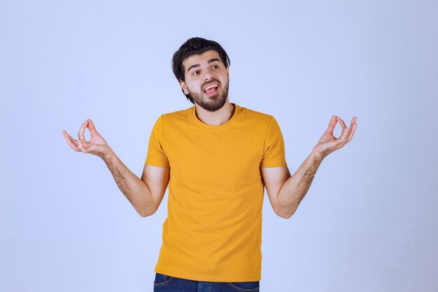 Uomo con la barba che mostra un cerchio segno ok