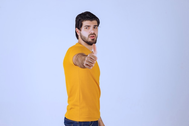 Foto gratuita uomo con la barba che mostra il pollice in su segno