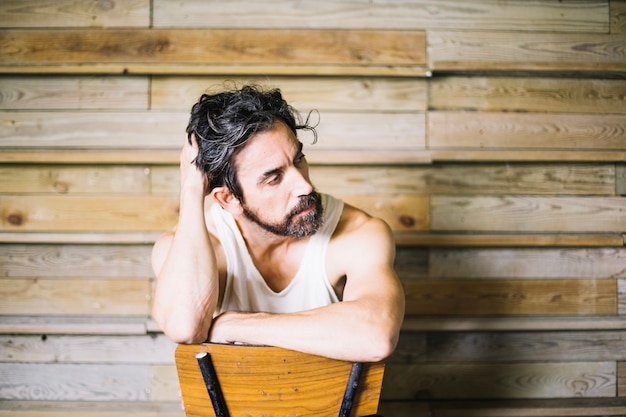 Foto gratuita uomo con barba toccando i capelli