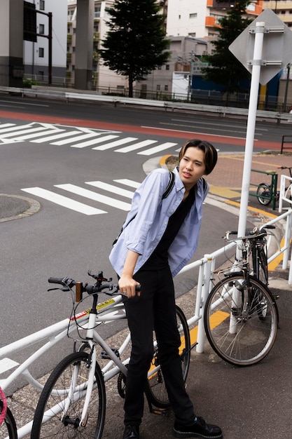 Бесплатное фото Человек с велосипедом в городе