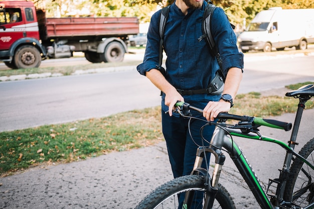 Foto gratuita uomo con la bici