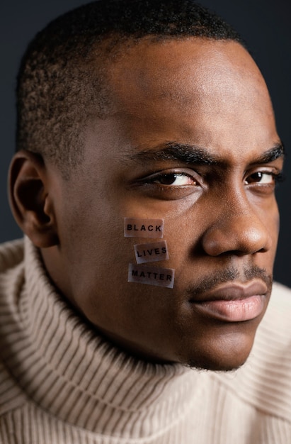 L'uomo con la vita nera importa il messaggio sul viso