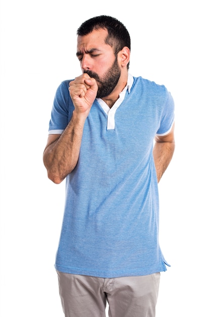 青いシャツをたくさん咳している男