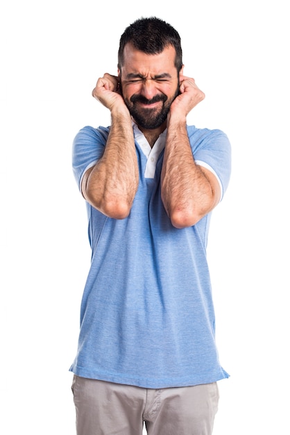 Foto gratuita uomo con camicia blu che copre le orecchie