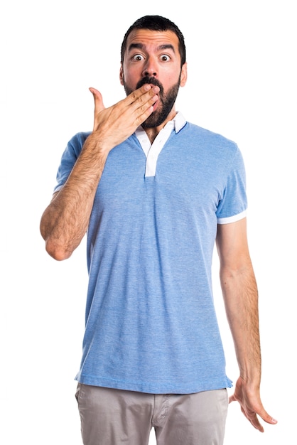 Foto gratuita uomo con camicia blu facendo gesto di sorpresa