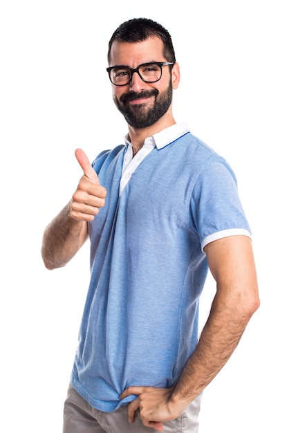 Uomo con camicia blu con pollice in su