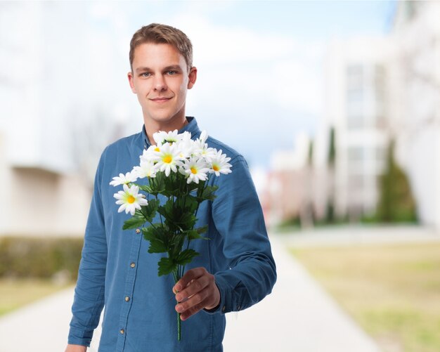 花の花束を持つ男