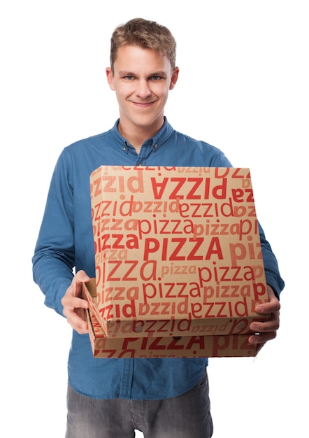 ピザの箱を持つ男