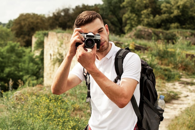 Foto gratuita uomo con la macchina fotografica che scatta foto