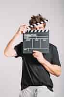 Foto gratuita uomo con clapperboard