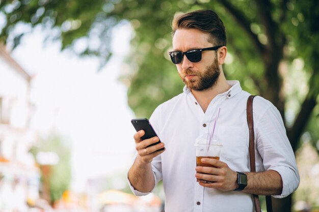 コーヒーと電話の男