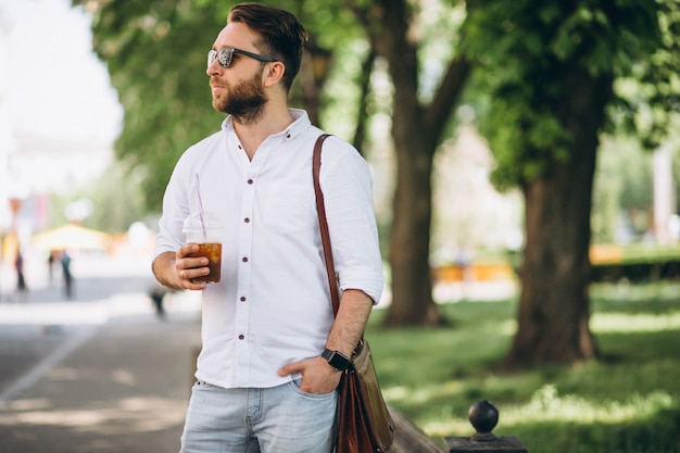 コーヒーを飲んだ男