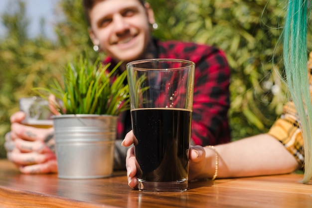 屋外のクラフトビールを持つ男