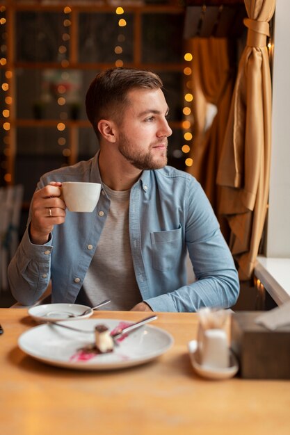 一杯のコーヒーがよそ見を持つ男