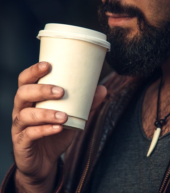 一杯のコーヒーを持つ男