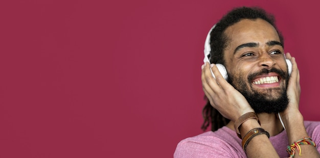 Free photo man with dreads wearing headphones with copy space