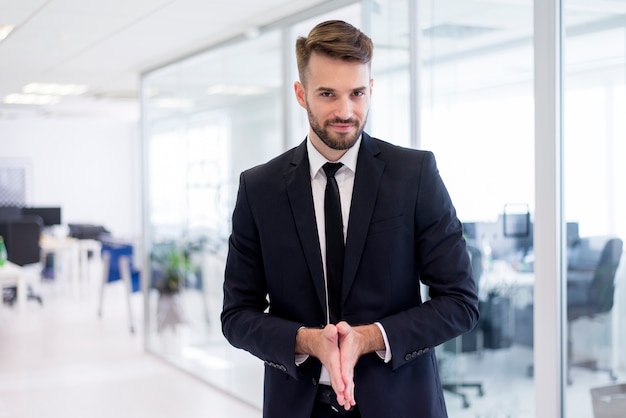 Foto gratuita l'uomo con le mani giunte