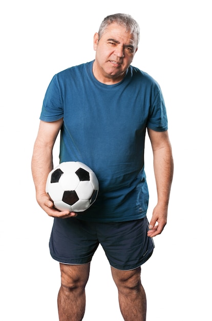 Foto gratuita l'uomo con un pallone da calcio in mano