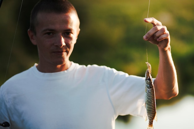 Uomo con pesce pescato fresco