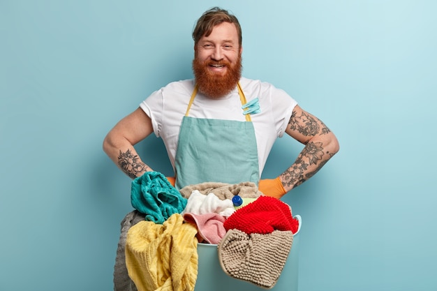 Free photo man with ginger beard doing laundry