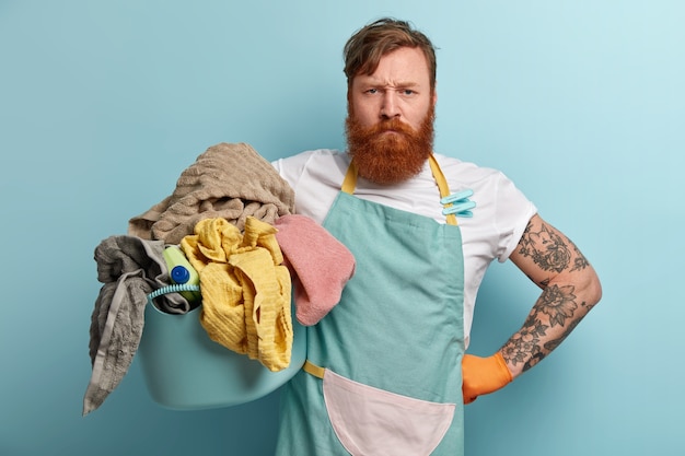 Free photo man with ginger beard doing laundry