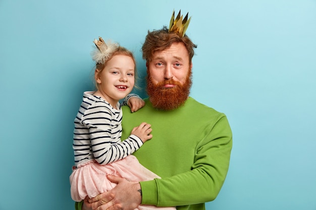 Foto gratuita uomo con la barba allo zenzero e sua figlia con accessori da festa