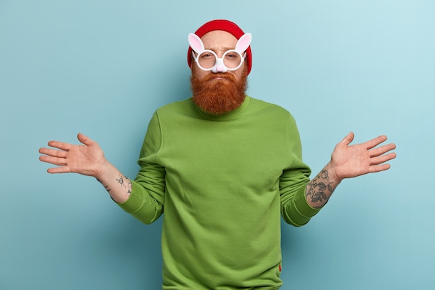 Free photo man with ginger beard wearing colorful clothes