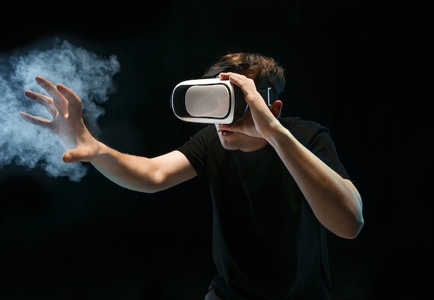 Foto gratuita l'uomo con gli occhiali di realtà virtuale. futuro concetto di tecnologia.