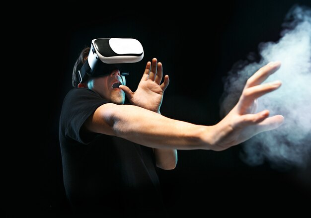 Человек в очках виртуальной реальности. Концепция технологии будущего.