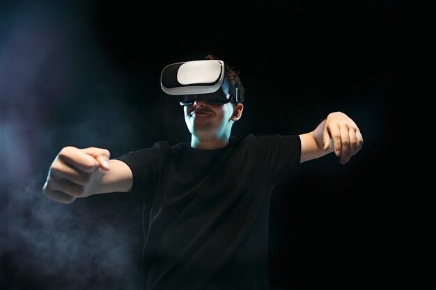 Мужчина в очках виртуальной реальности