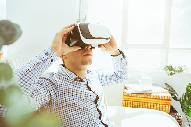 Foto gratuita l'uomo con gli occhiali della realtà virtuale