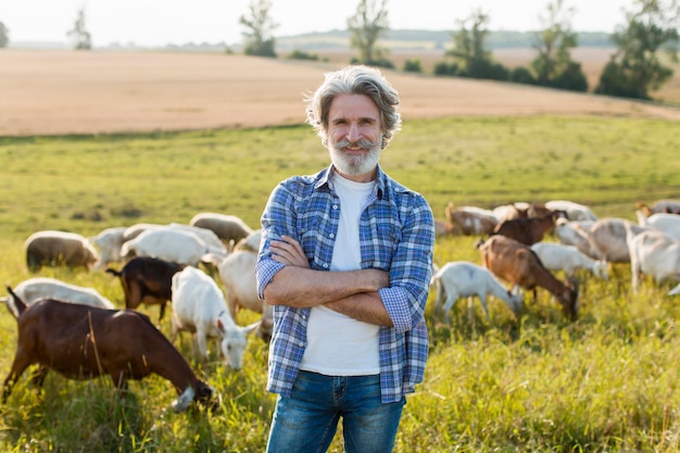 Человек с козами на ферме