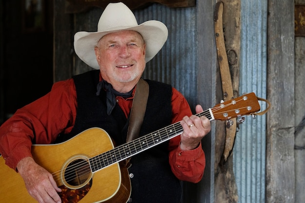 Foto gratuita uomo con la chitarra che si prepara per il concerto di musica country