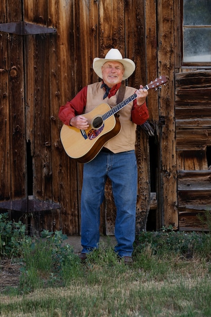 Foto gratuita uomo con la chitarra che si prepara per il concerto di musica country