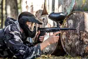 Foto gratuita un uomo con una pistola che gioca a paintball.