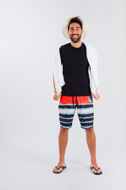 Foto gratuita uomo con cappello in beachwear