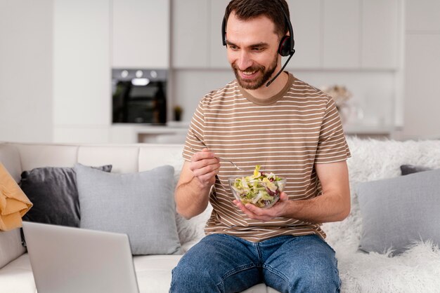 ビデオハングアウトに参加しながらヘッドセットを食べる男