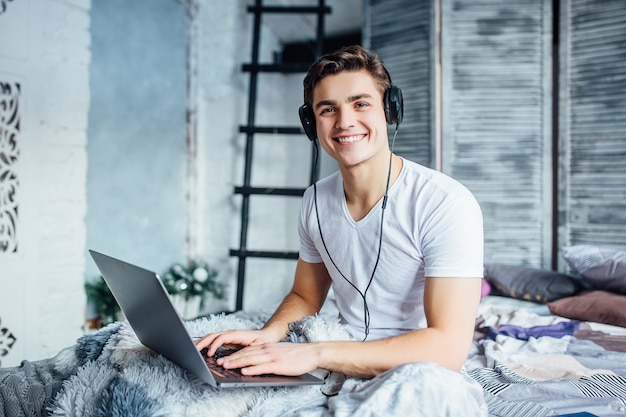 Uomo con laptop al mattino