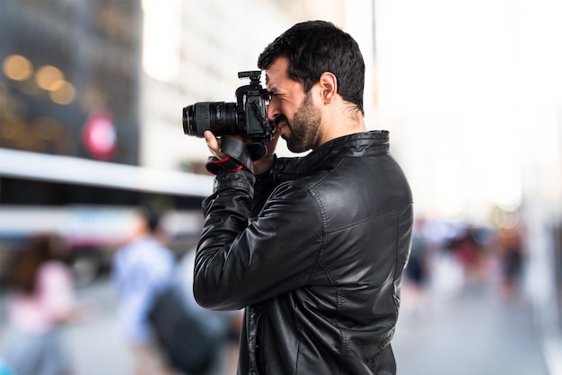 Человек с фотографией кожаной куртки