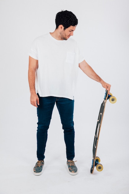 Foto gratuita uomo con longboard