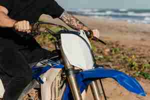 Foto gratuita uomo con la moto alle hawaii si chiuda