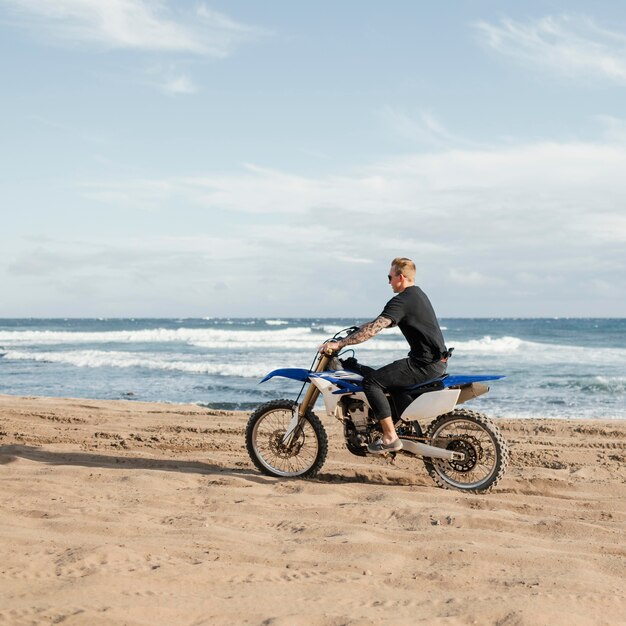 Человек с мотоциклом на гавайях