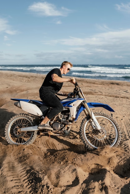 ハワイでバイクを持つ男