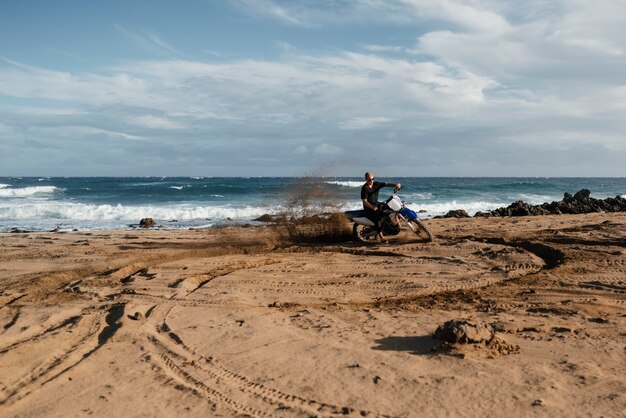 Человек с мотоциклом на гавайях