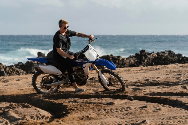 ハワイでバイクを持つ男