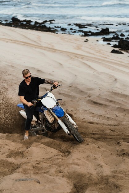 ハワイでバイクを持つ男