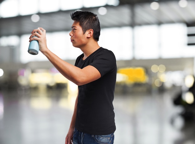 L'uomo con una bomboletta spray di vernice può