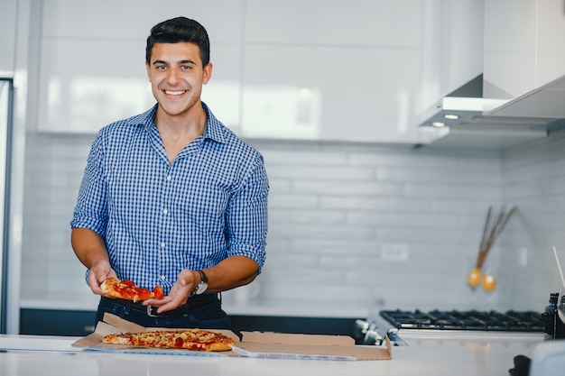 Foto gratuita uomo con la pizza