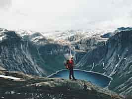 Foto gratuita l'uomo con una zainetta ama il paesaggio montano splendido
