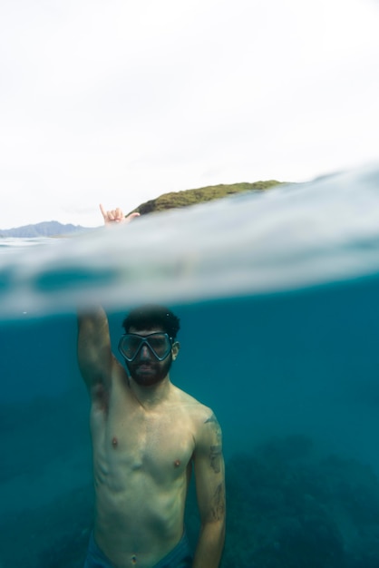 海で泳ぐスキューバギアを持つ男